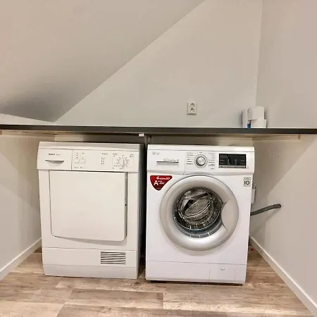 Workers Basement - 3 Bedroom - 6 Beds - 2 Baths - Parking - Volvo Holiday home Gothenburg