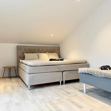 Workers - 7 Bedroom - 15 Beds - 3 Bath *