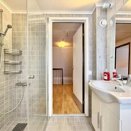 Workers Premium - 5 Bedroom - 10 Beds - Parking