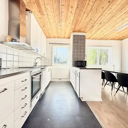 Perfect Workers - 11 Beds - 7 Bedroom - 2 Baths - Volvo