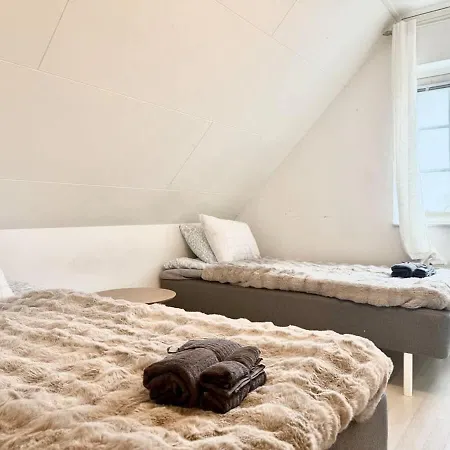 Workers - 7 Bedroom - 15 Beds - 3 Bath *
