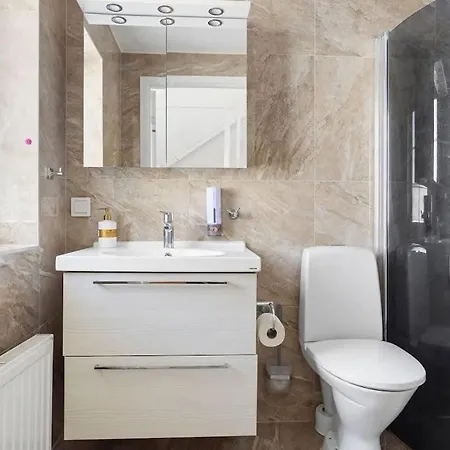 Workers - 7 Bedroom - 15 Beds - 3 Bath