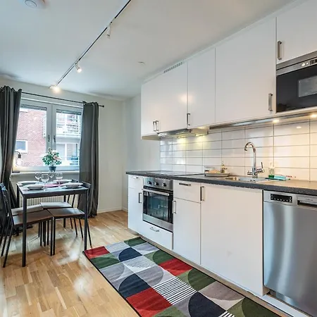 Chic 1br With Balcony In - Prime Location *