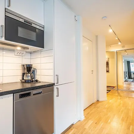 Chic 1br With Balcony In - Prime Location *