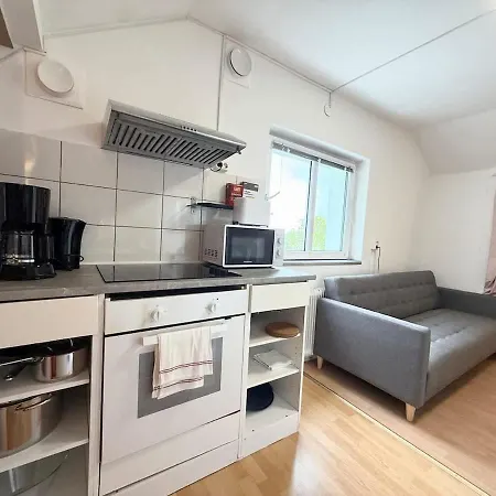 Workers - 2 Bedroom - Free Parking - Near Volvo Lägenhet