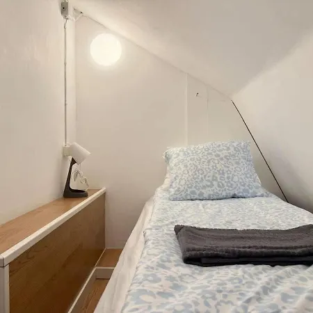 Workers - 2 Bedroom - Free Parking - Near Volvo Lägenhet *