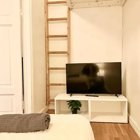 - 2 Bedroom - - Near The Avenue *