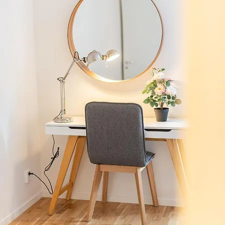 Chic 1br With Balcony In - Prime Location Lejlighed