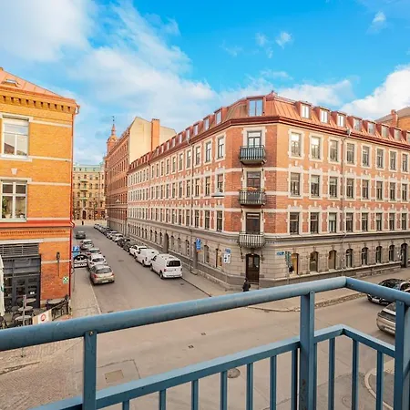 Chic 1br With Balcony In - Prime Location *