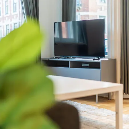 Chic 1br With Balcony In - Prime Location Lejlighed