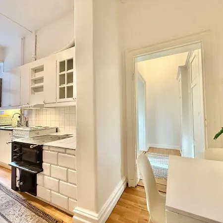 Apartment - 2 Bedroom - - Near The Avenue *