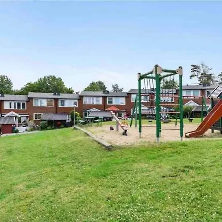 Rymligt Och Haerligt Radhus I Villa *