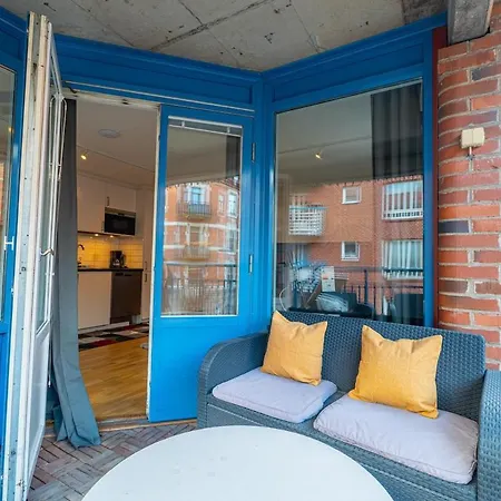 Chic 1br With Balcony In - Prime Location