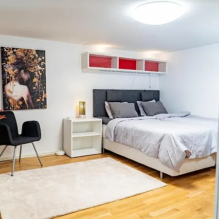 Convenient Duplex In With Privacy & Comfort Apartment *