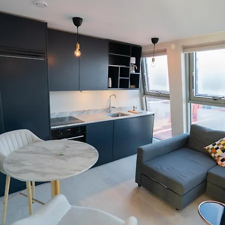 Floor With Rooftop, 1br In Great Location *