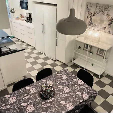 Rymligt Och Haerligt Radhus I Villa