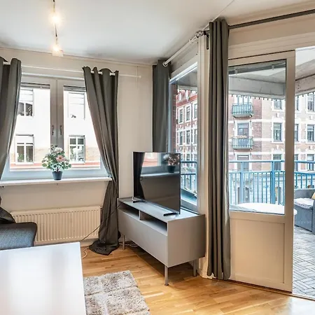 Chic 1br With Balcony In - Prime Location *