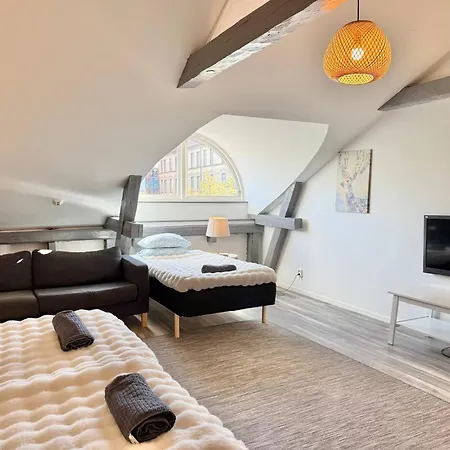 Workers Hq • 7br • 16 Beds • Center