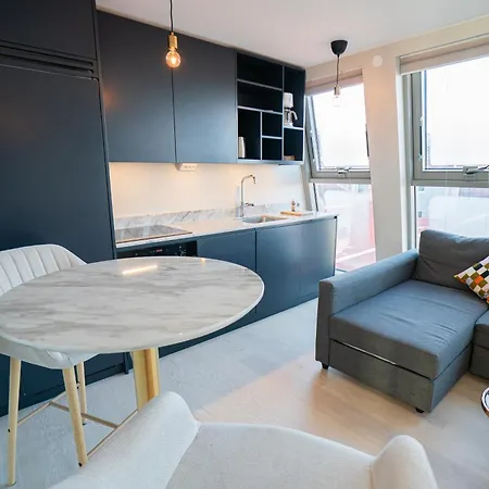 Floor With Rooftop, 1br In Great Location *
