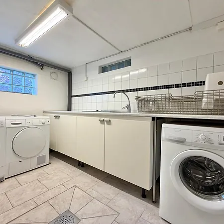 Workers - 4br - 8 Beds - 2 Kitchens - Volvo *