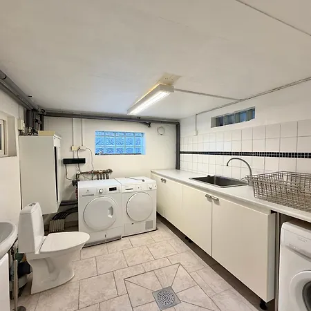 Workers - 4br - 8 Beds - 2 Kitchens - Volvo