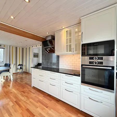 Workers - 4br - 8 Beds - 2 Kitchens - Volvo