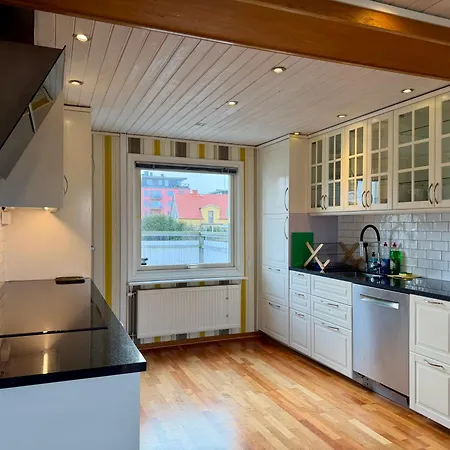 Workers - 4br - 8 Beds - 2 Kitchens - Volvo 펜션 *