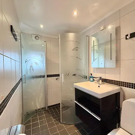 펜션 Workers - 4br - 8 Beds - 2 Kitchens - Volvo *