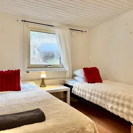 Workers - 5 Bedroom - 2 Bath - Volvo - Parking