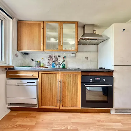 Workers - 5 Bedroom - 2 Bath - Volvo - Parking * ヨーテボリ
