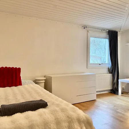 Workers - 5 Bedroom - 2 Bath - Volvo - Parking