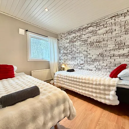 Workers - 5 Bedroom - 2 Bath - Volvo - Parking