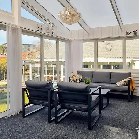 2 Bedroom Gorgeous In Torslanda Göteborg