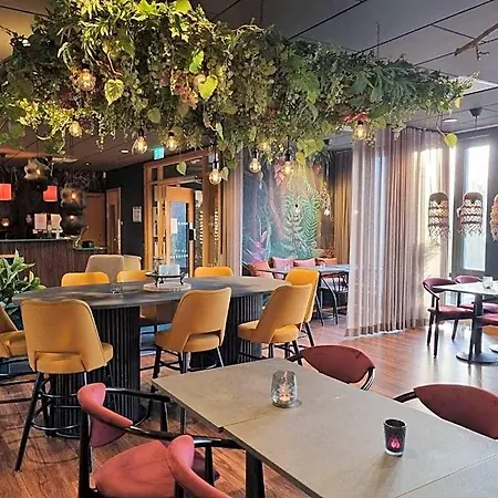 Charming With Complimentary Breakfast Hotel