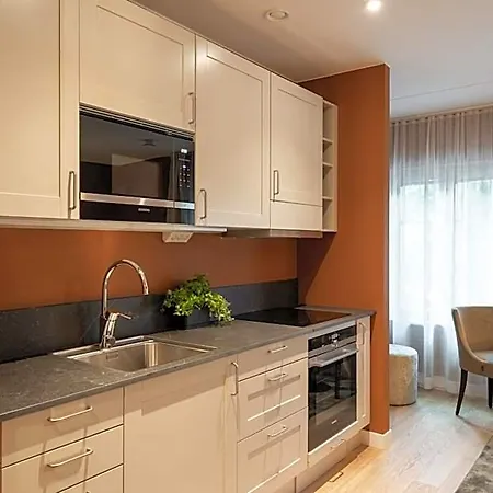 Apart Otel Live And Ekmanska 4*