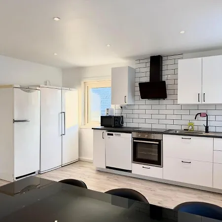 7 Bedroom Workers With 11 Beds And Free Parking Holiday home