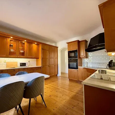 Huge Workers & Family With 3 Floors 2 Kitchens & 3 Bathrooms