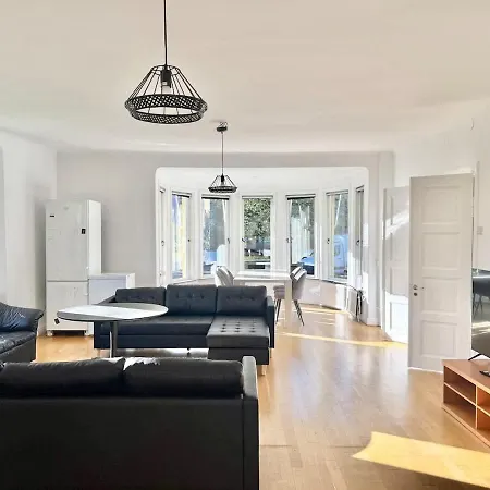Huge Workers & Family With 3 Floors 2 Kitchens & 3 Bathrooms