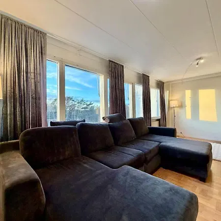 Workers With 5 Bedrooms 8 Beds 2 Bath And Free Parking