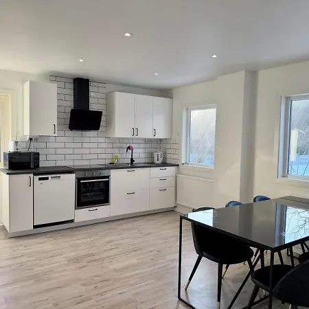 7 Bedroom Workers With 11 Beds And Free Parking Holiday home
