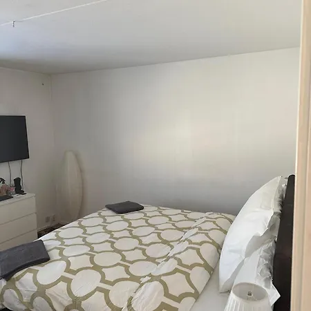 Entire House 3 Sleeping And 2 Toilets غوتنبرغ