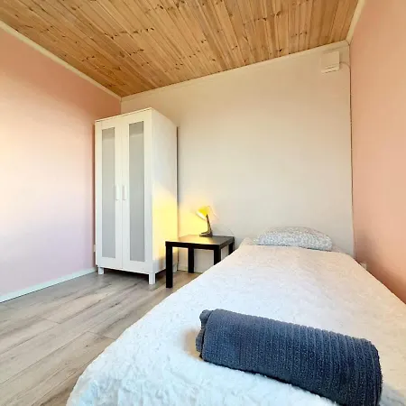 Comfortable For 4 Workers & Travelers With Free Parking Near Volvo Holiday home