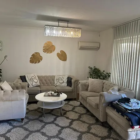 Entire House 3 Sleeping And 2 Toilets غوتنبرغ