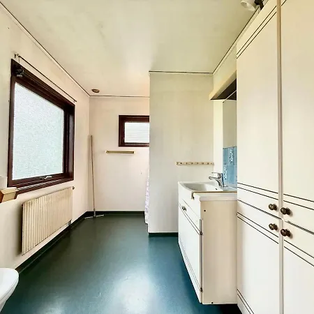 3 Bedroom Workers Near For 6 People Near Volvo With Free Parking *