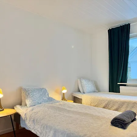 Villa Workers & Familie House 10 Beds Garage Game Near Volvo &