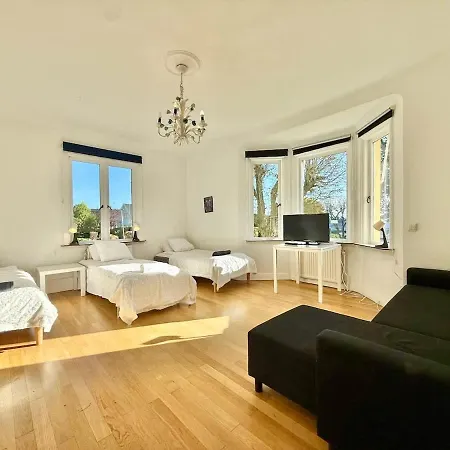 Huge Workers & Family With 3 Floors 2 Kitchens & 3 Bathrooms בית נופש *