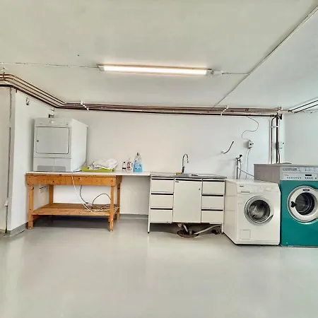Huge Workers & Family With 3 Floors 2 Kitchens & 3 Bathrooms *