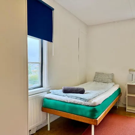 10 Bedroom Workers With Free Parking בית נופש *