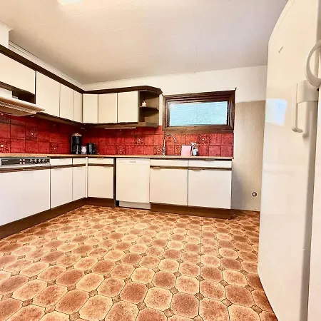 3 Bedroom Workers Near For 6 People Near Volvo With Free Parking