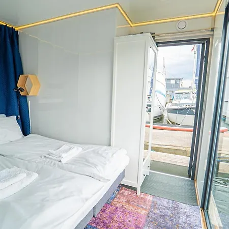 Tatil Evi At Sea Houseboat With Rooftop In The Heart Of By Beyond Göteborg